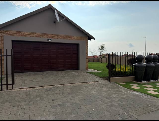 3 BEDROOM TOWNHOUSE FOR SALE IN WATERKLOOF EAST